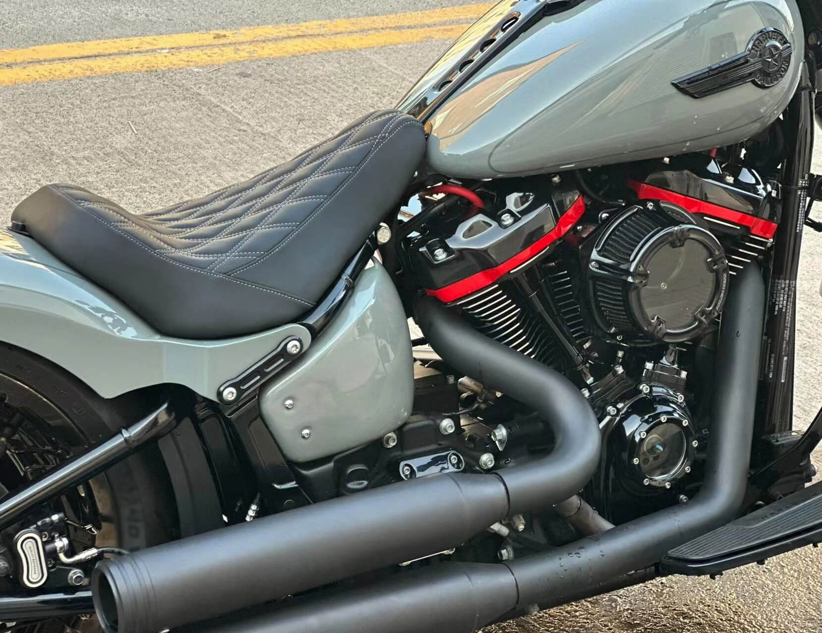 CB013001-mactions-breakout-rider-seat-for-harley