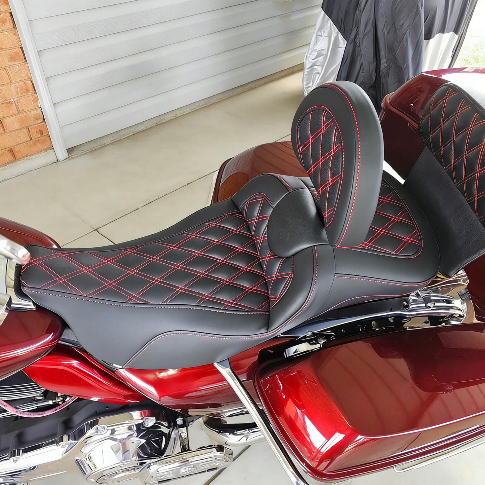 CB017103 mactions Performance Red Diamond Stitched Two-Up Seat with rider backrest for harley touring - effect