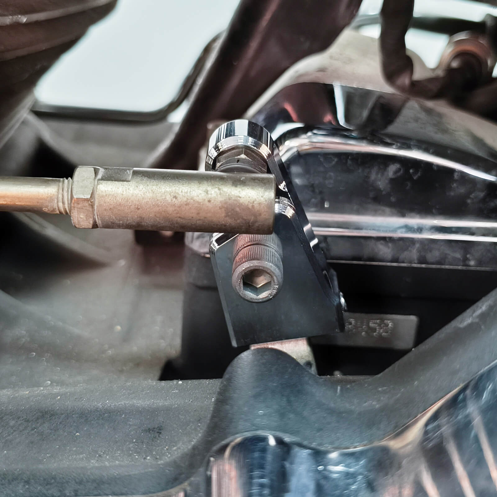 GE000602 mactions Shift Neutral Gear Assist Kit for harley twin cam chrome effect