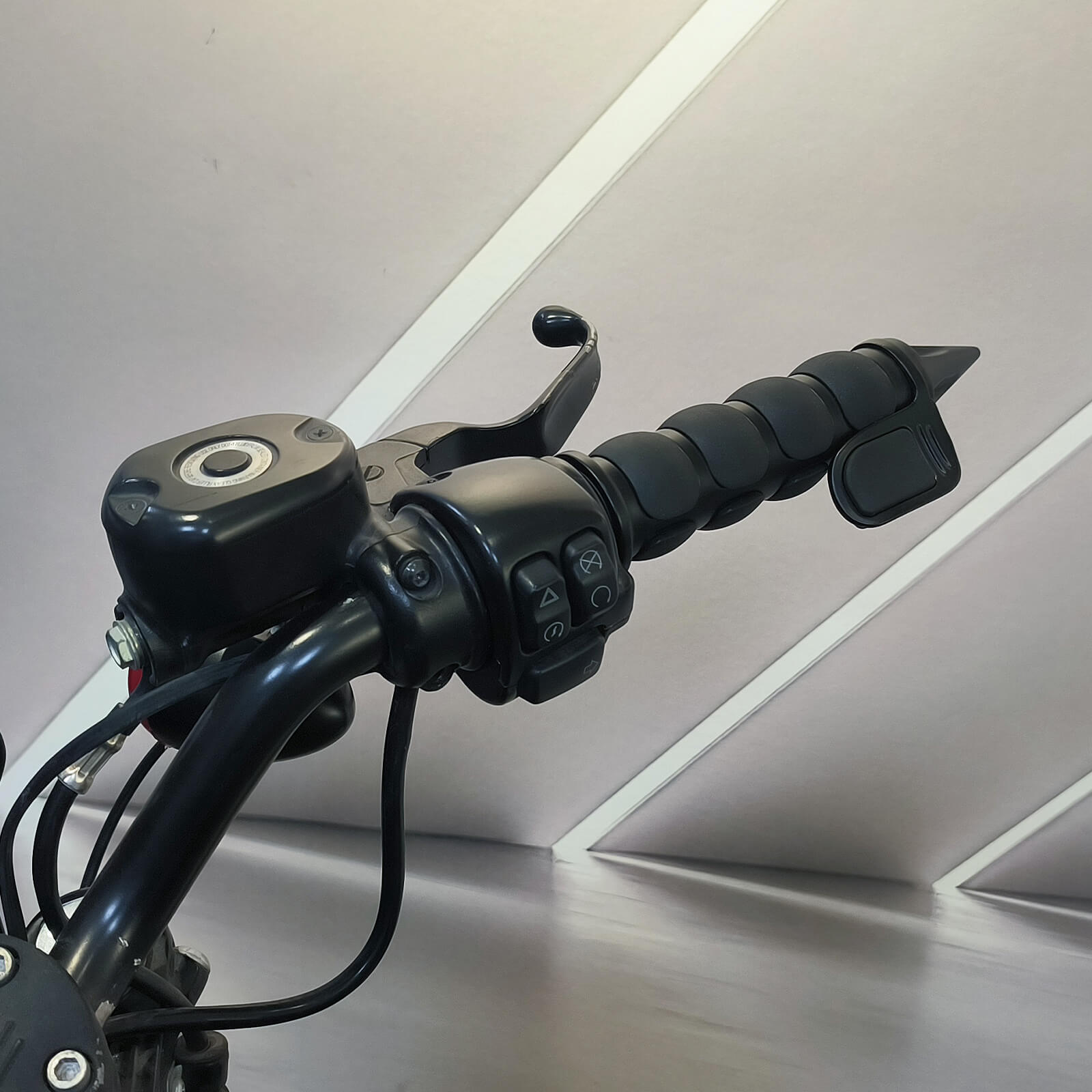 GP007201-mactions-1in-harley-hand-grips-for-softail-effect