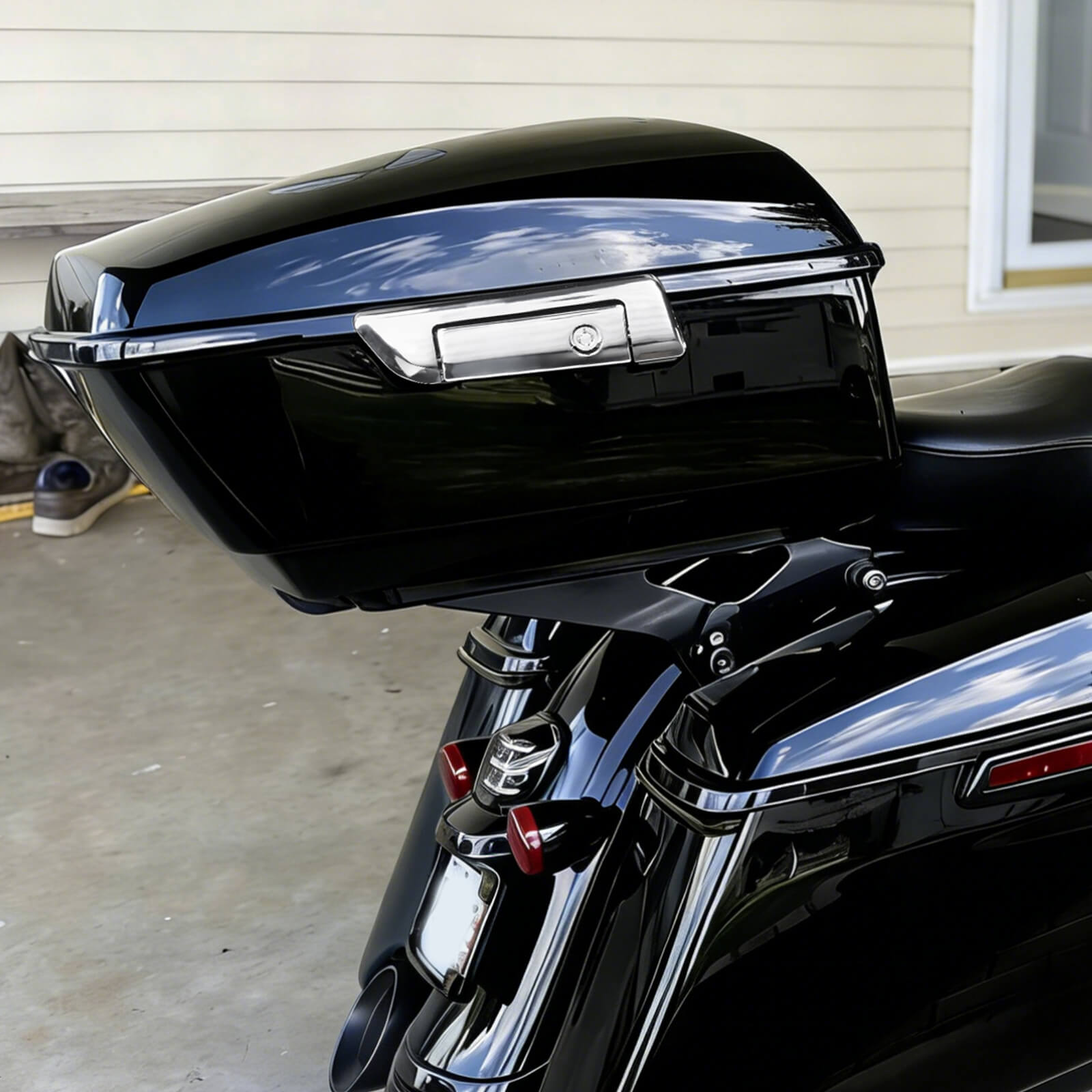 LU000106 mactions Vivid Black 13.7" King Tour Pack Trunk & Chrome Latch for Harley Bagger 2015 - effect