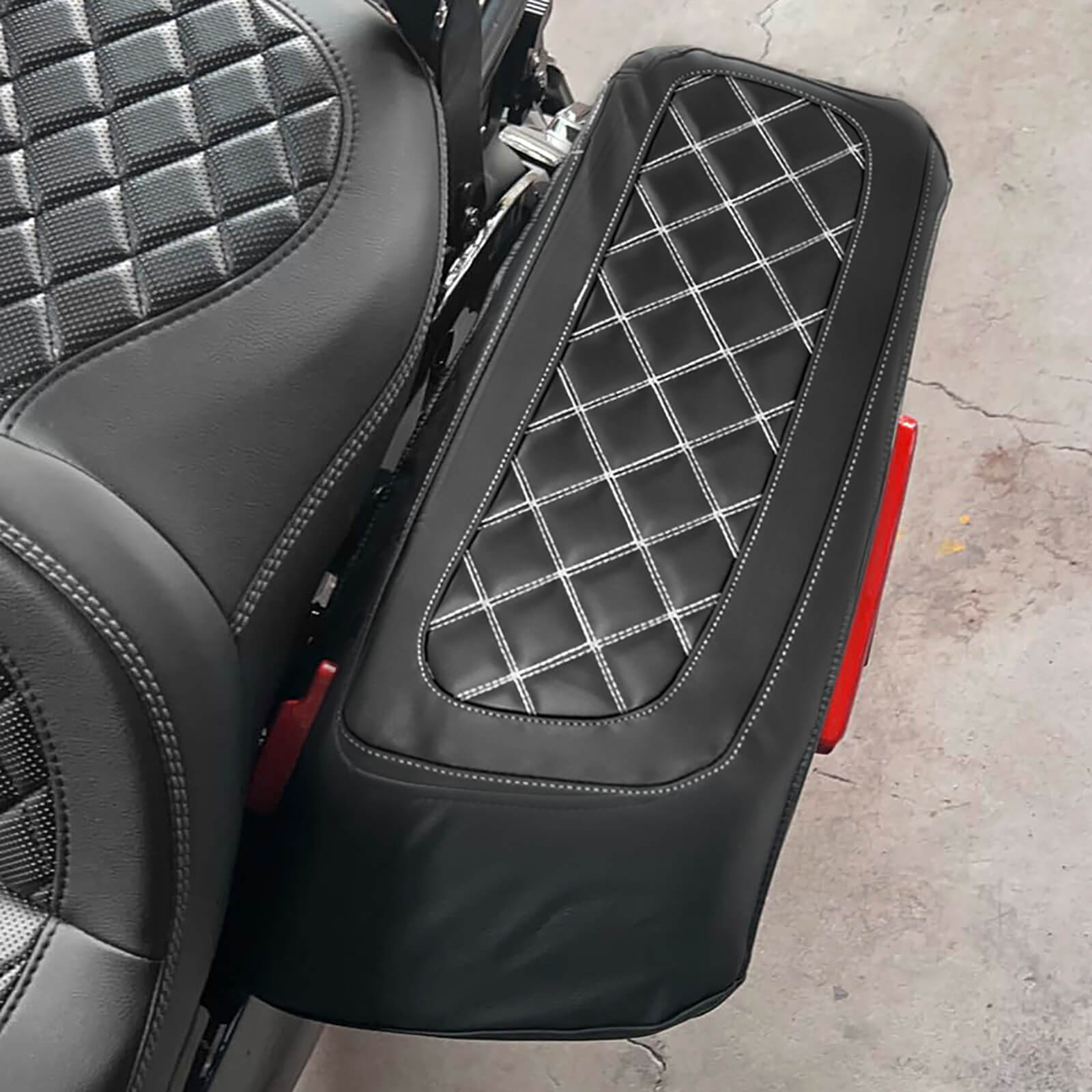 LU000402 mactions Saddlebag Lid Bra Diamond Top Cover For Harley touring effect