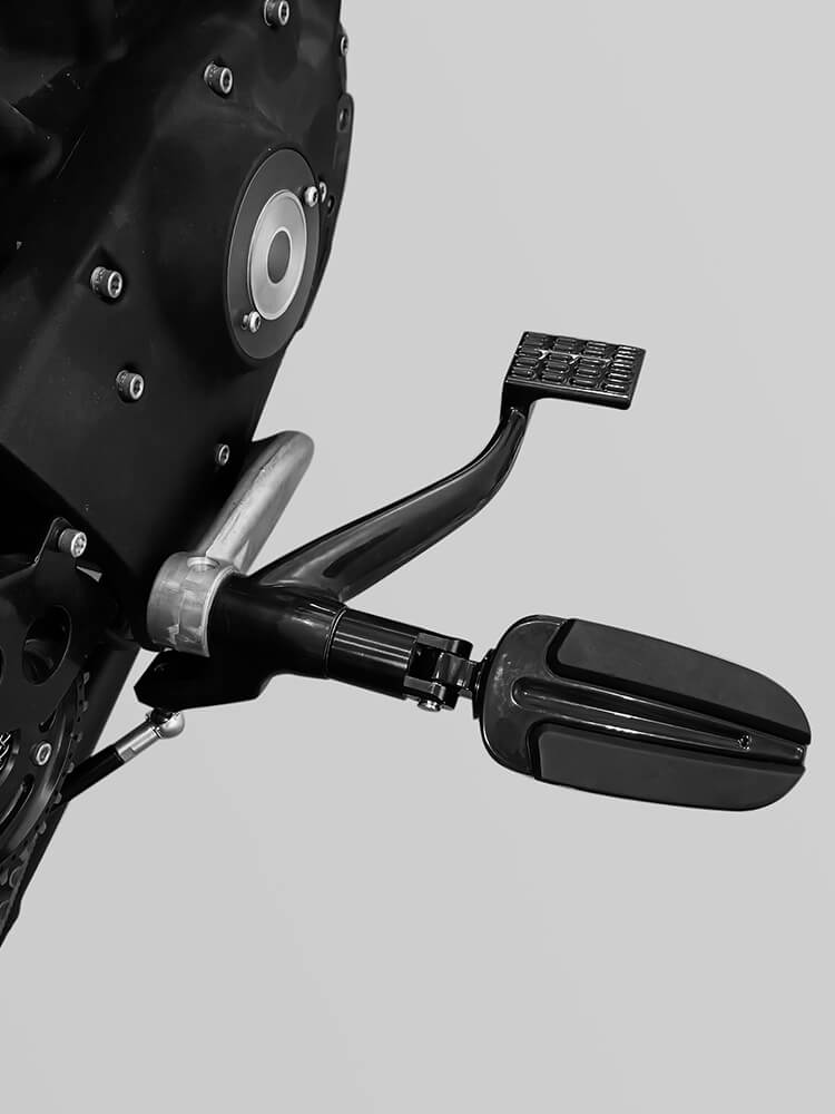 PE004602-mactions-universal-footpegs-for-harley-effect