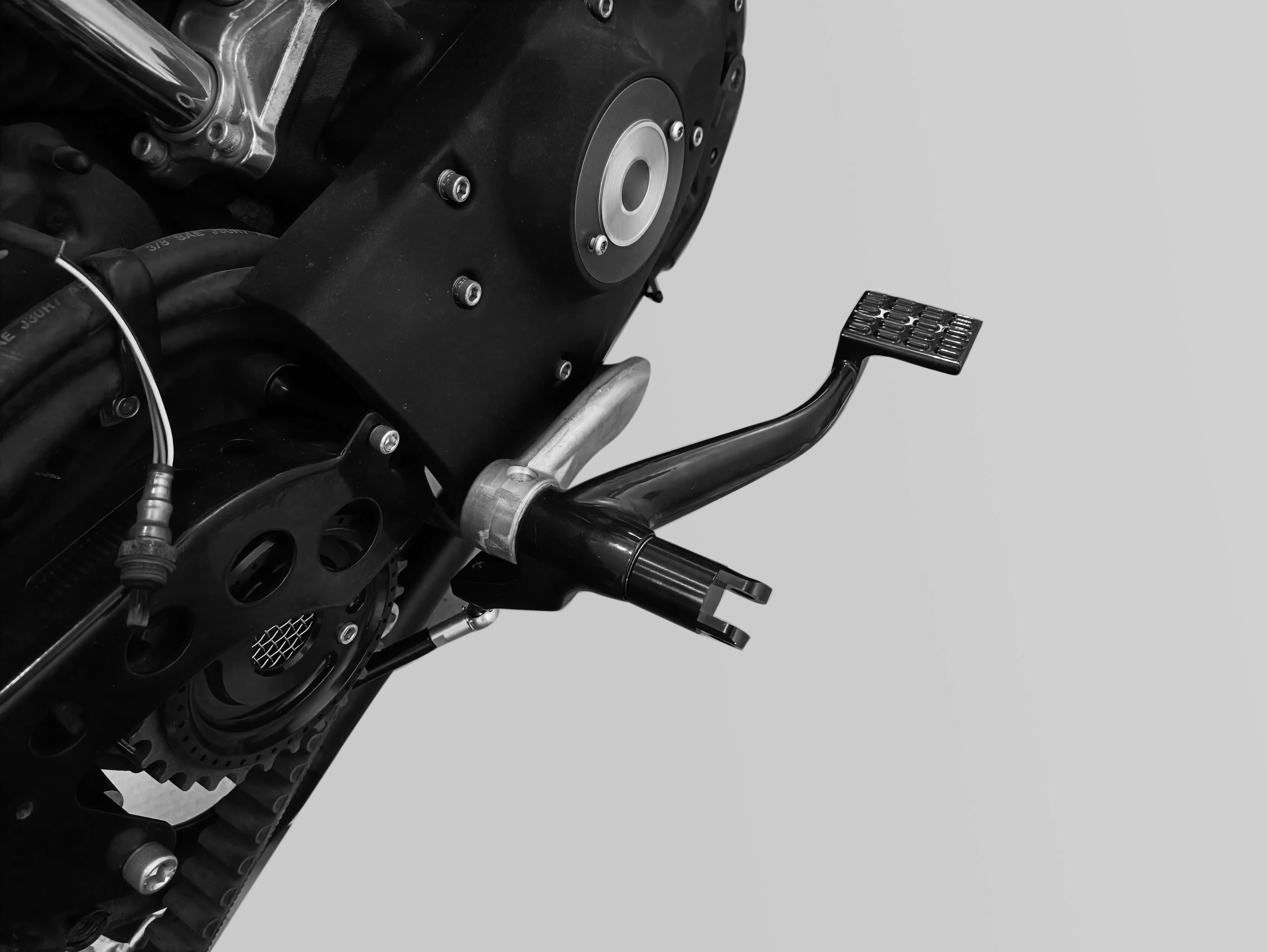 PE004602-mactions-universal-footpegs-for-harley