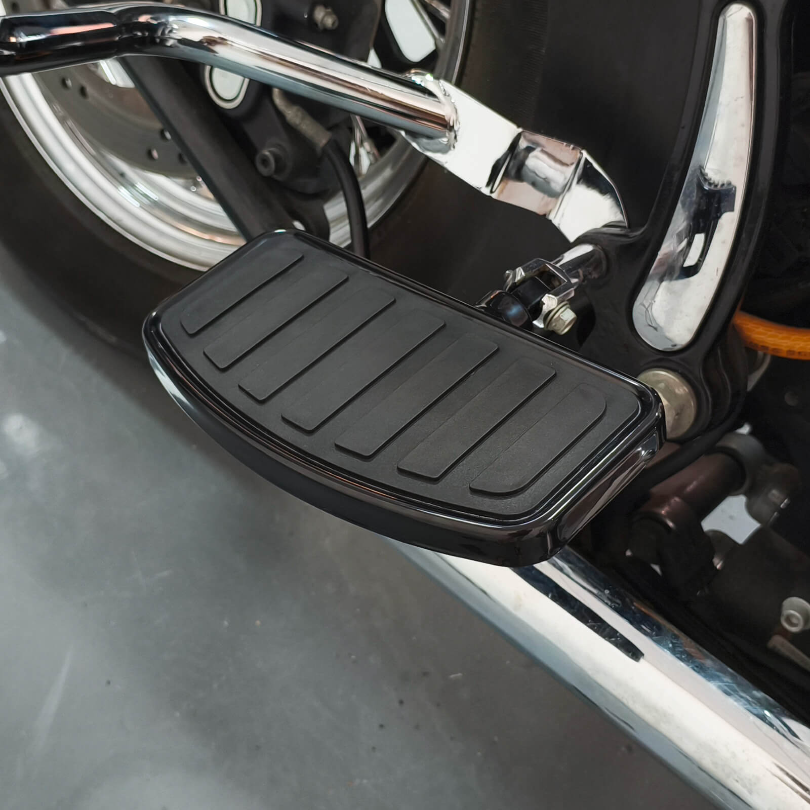 PE010204 mactions Adjustable Rider Footboards for harley