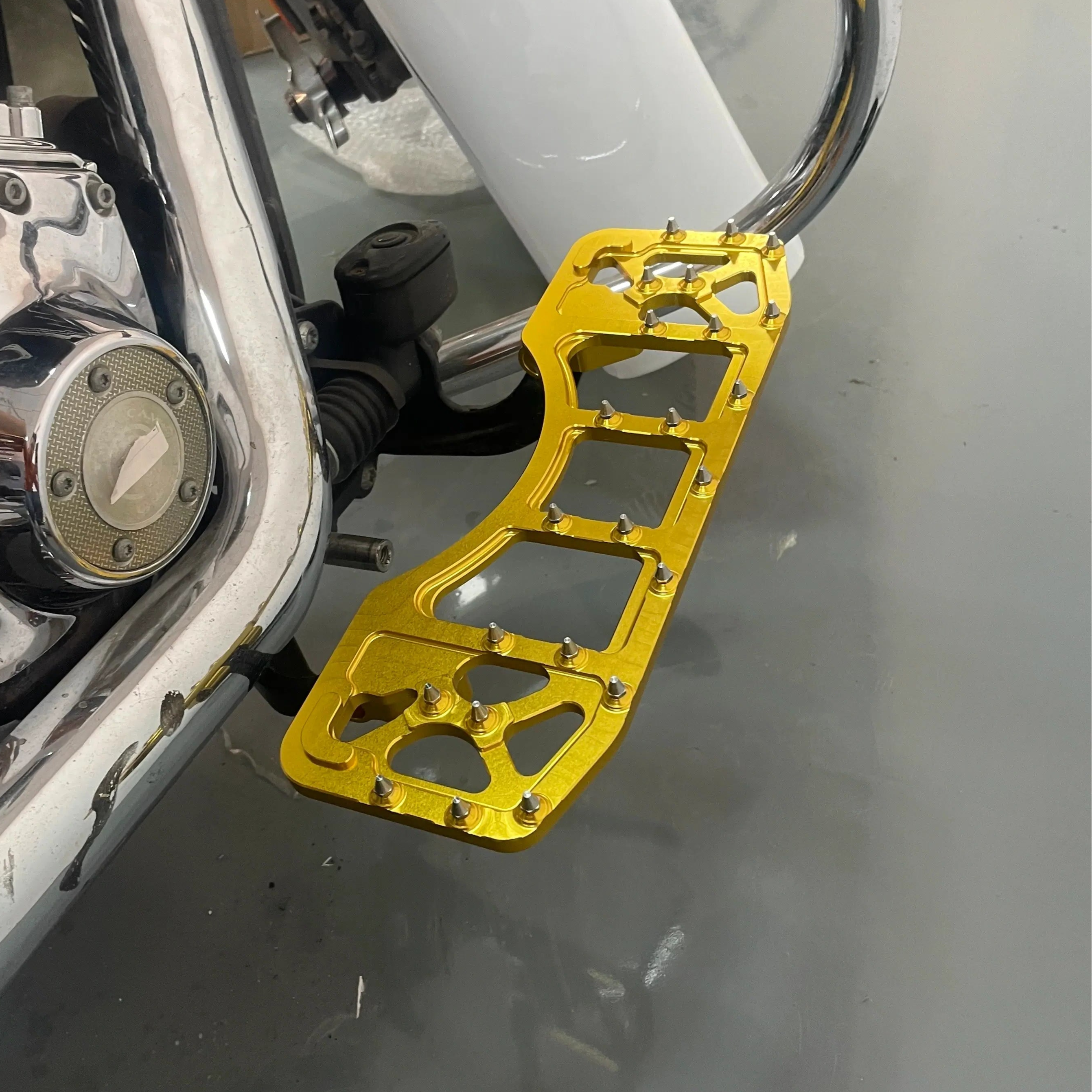 PE011303 mactions gold CNC Wide Offroad Rider Footboards for harley