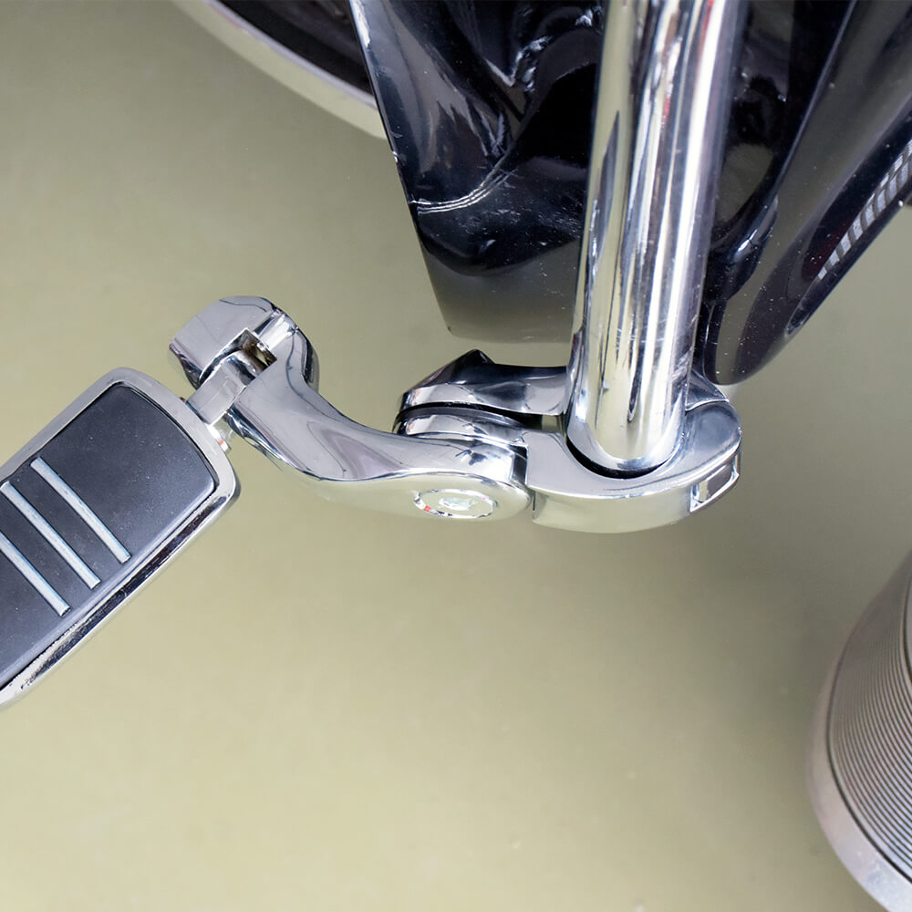 PE013203-short-angled-adjustable-pegs-mount-clamp-chrome-effect