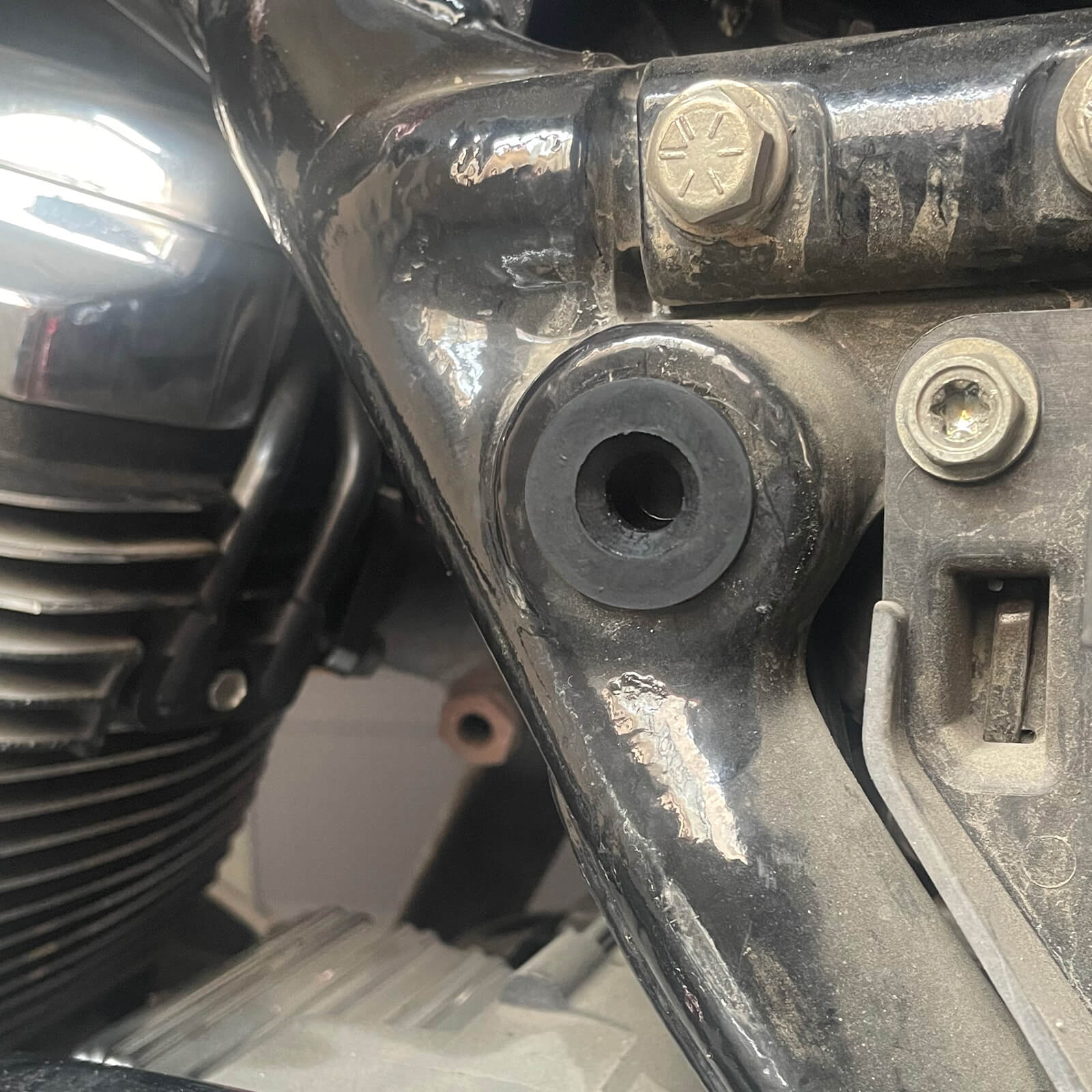 TH019801-Harley-Rubber-Side-Cover-Grommets-effect