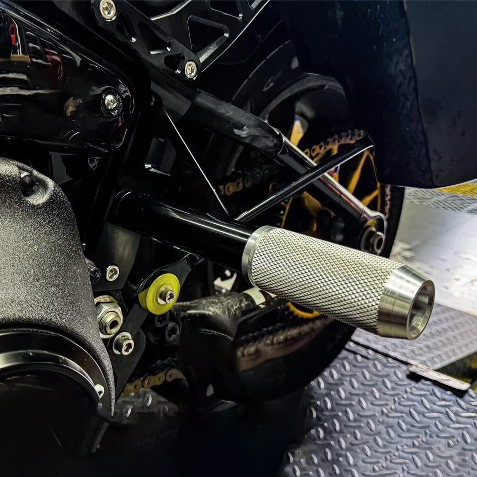 TH028504 Protection Frame Slider Crash Bar for harley Softail effect