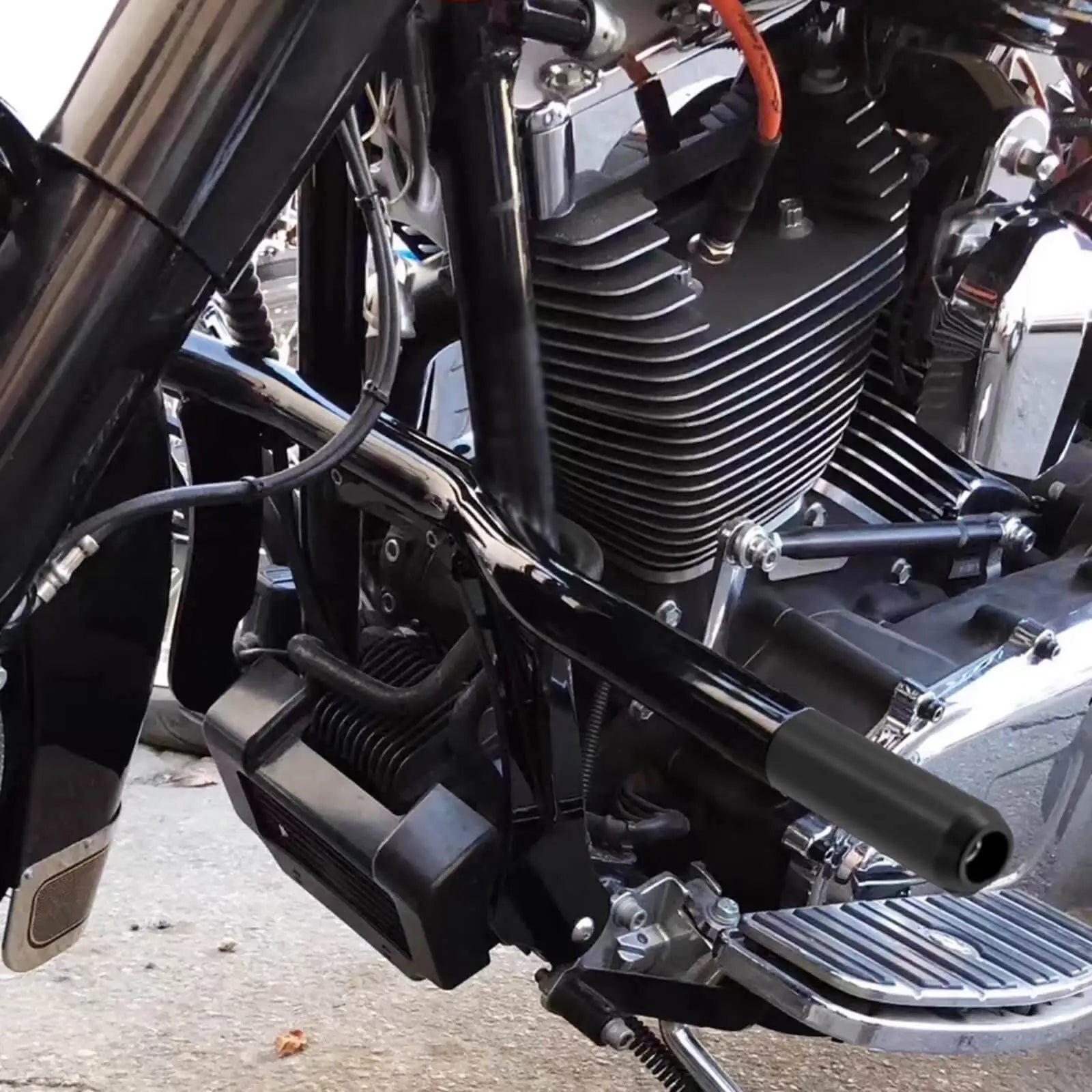 TH032401-engine-guard-crash-bar-for-harley-touring-effect