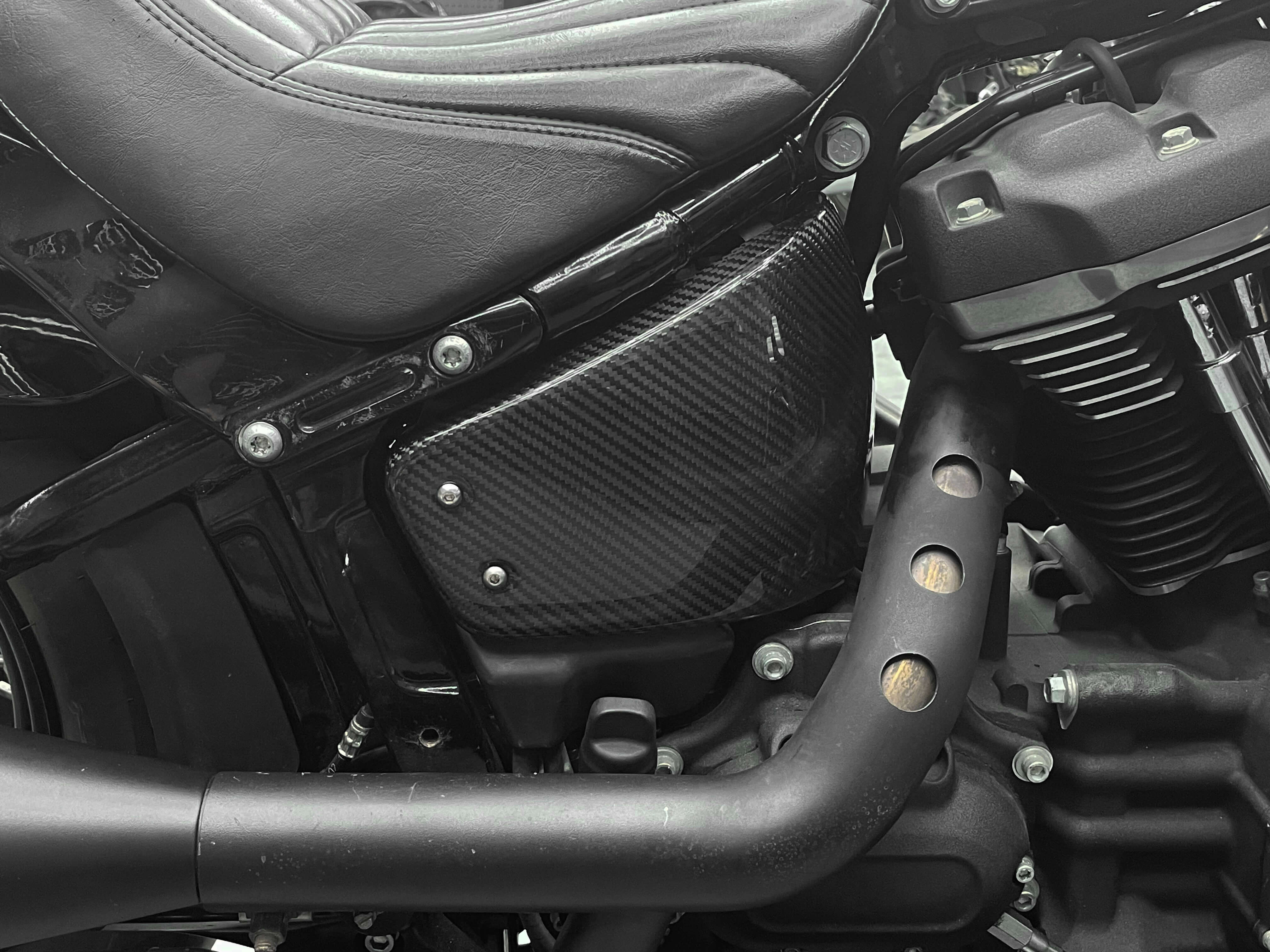 cr037301 mactions battery side cover kit softail 2022 black effect