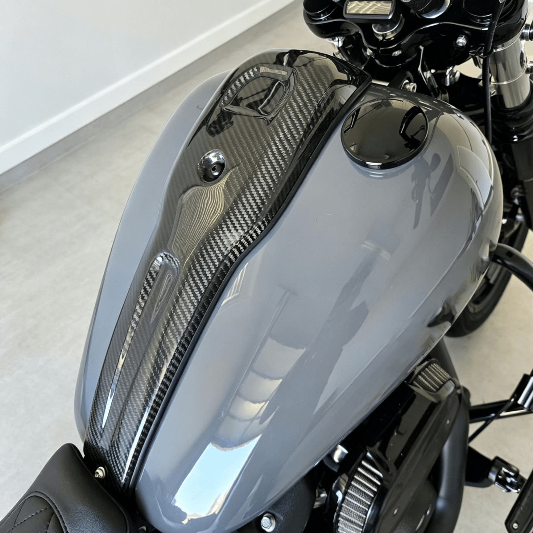 fr008101 mactions carbon fiber tank gas cover low rider s st 2023 black effect