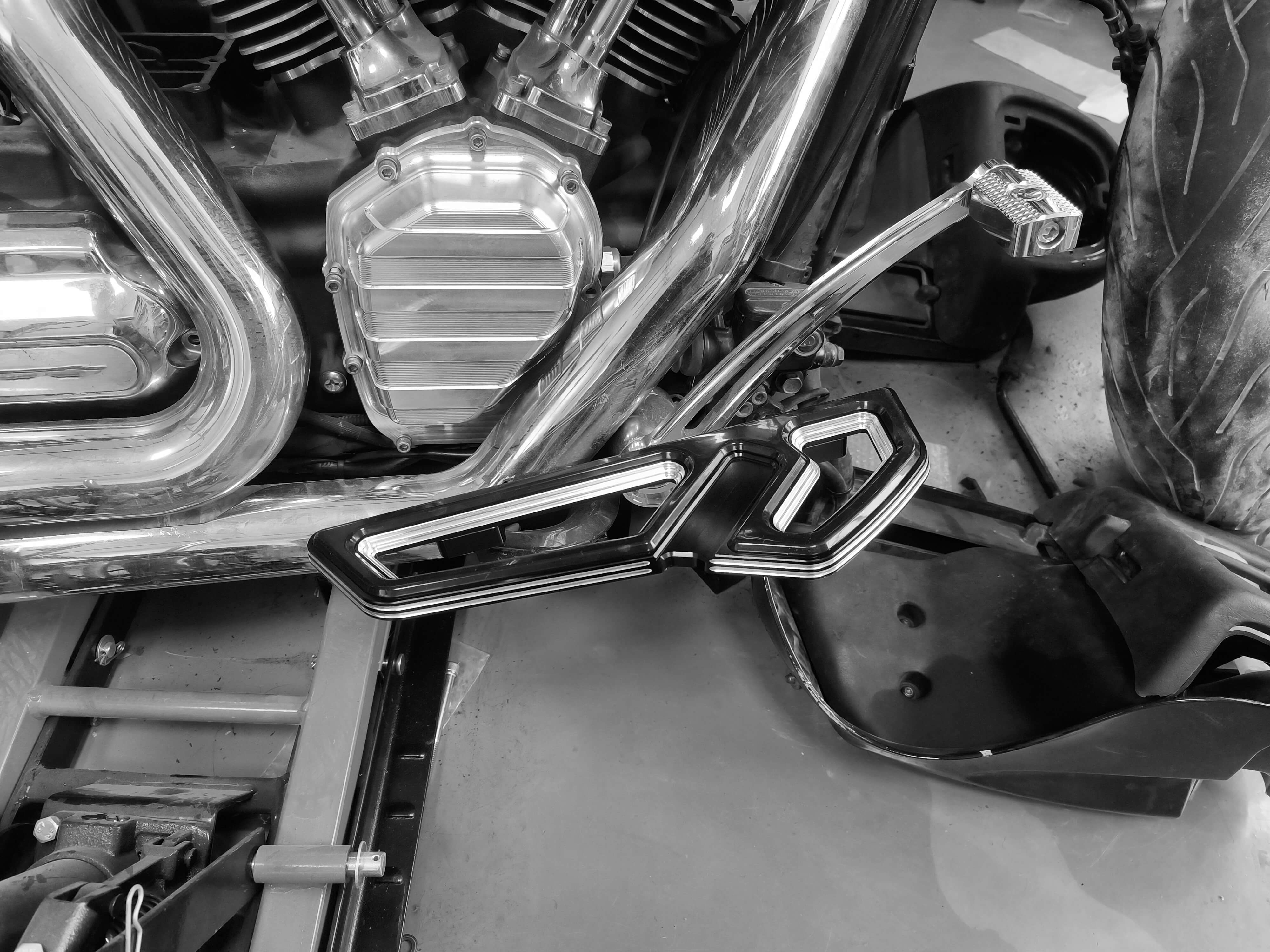 mactions-street-glide-rider-footboards-for-harley