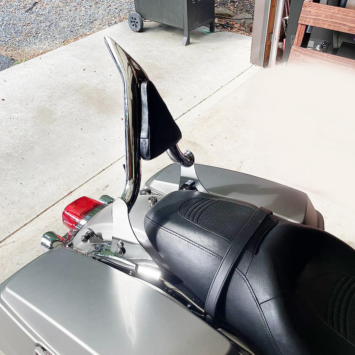 CB0131-detachable-harley-passenger-backrest-effect