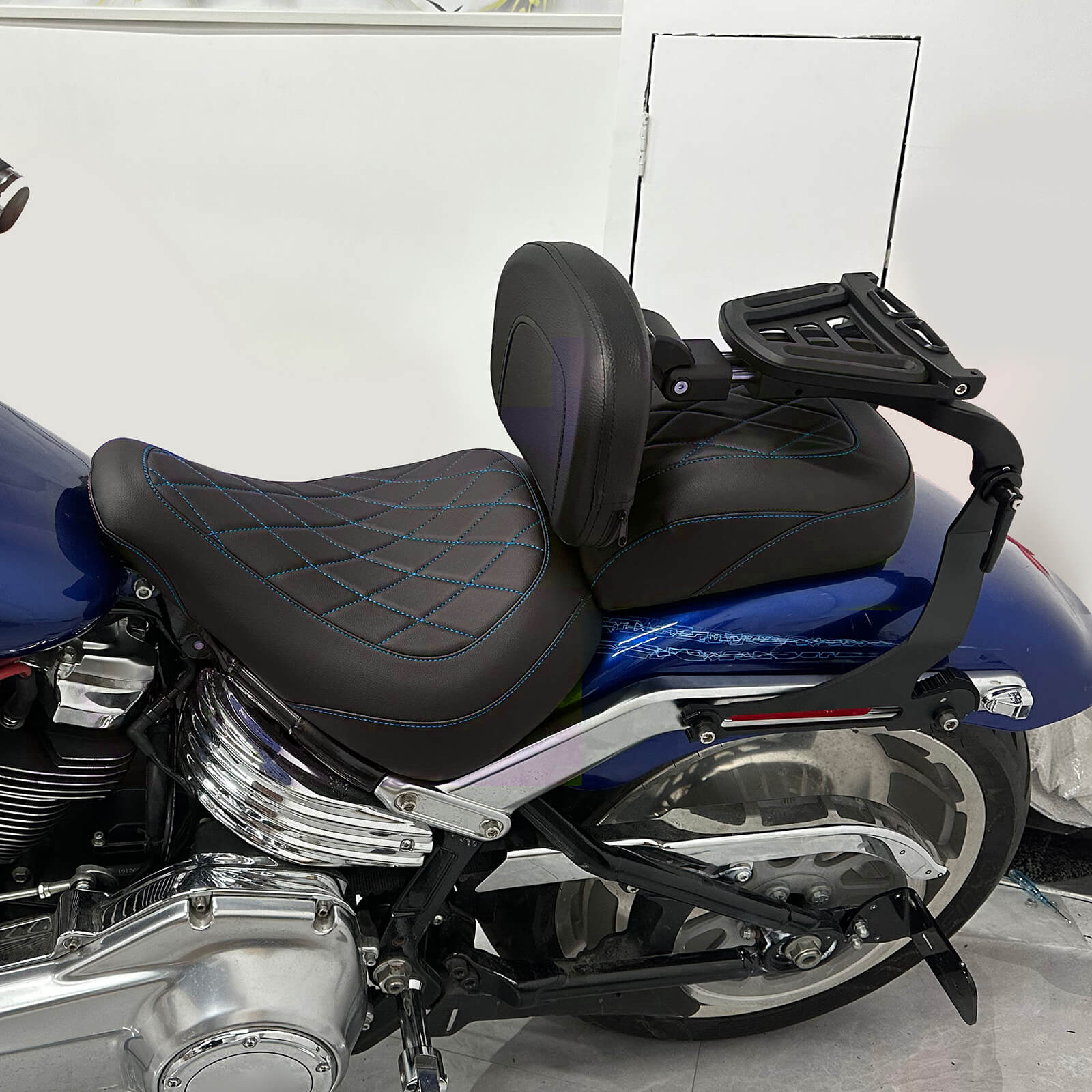 CB014004-mactions-harley-softail-2up-seat-blue-stitching