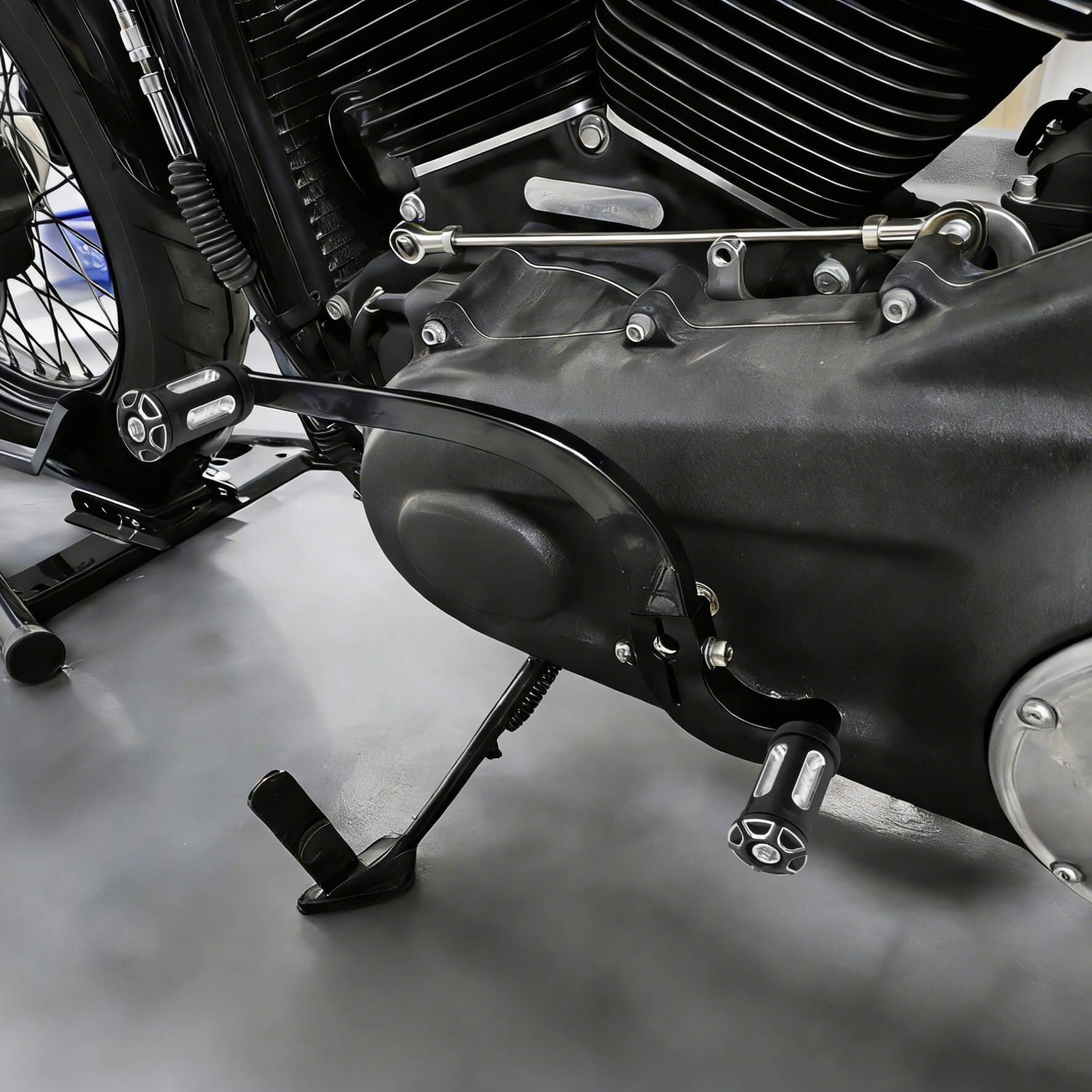 GE001401 Mactions Mid-Control Shift Lever & Peg Kit for Harley Softail '18-Up Effect