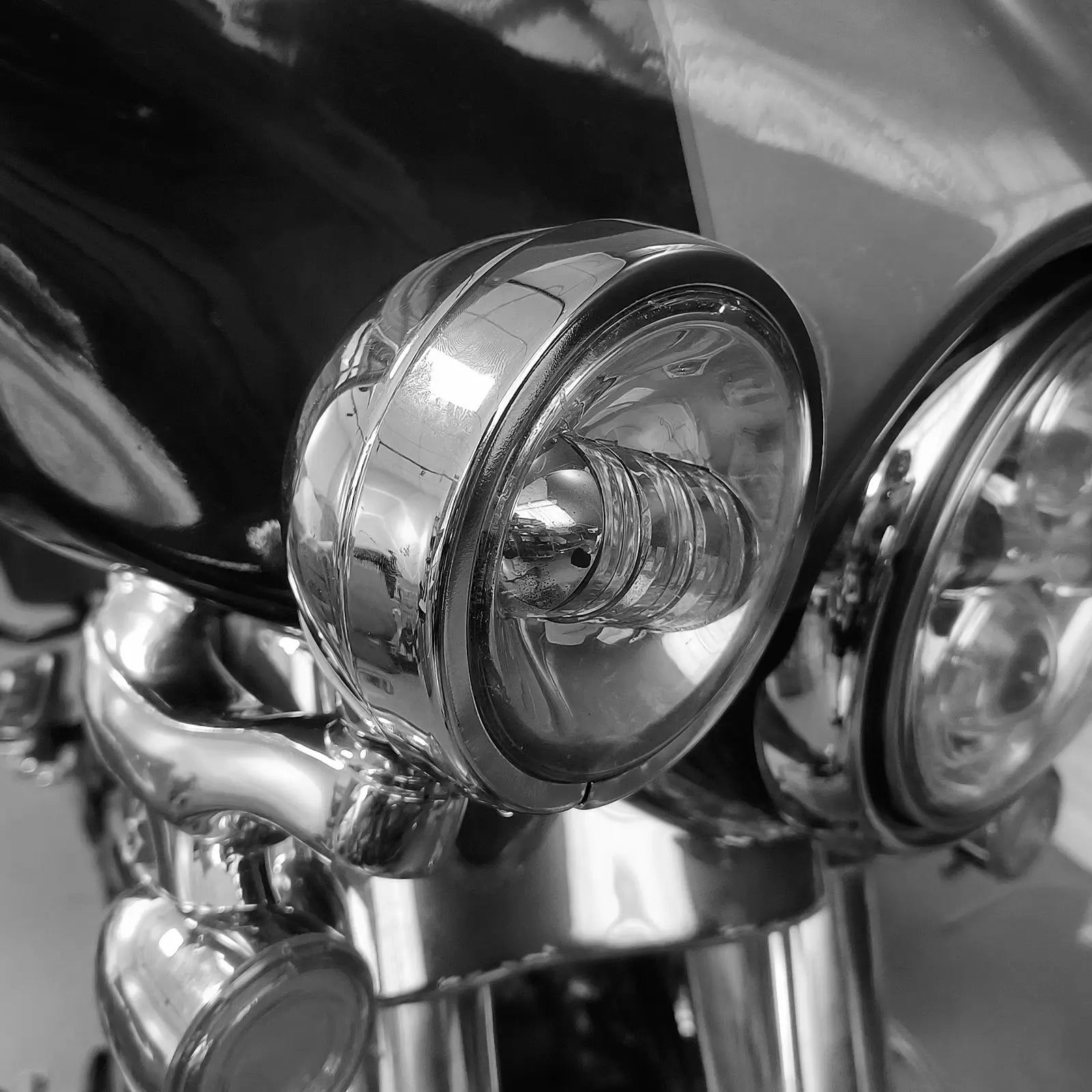 LA005502-fog-light-housing-mounting-bracket-for-harley-softail-chrome