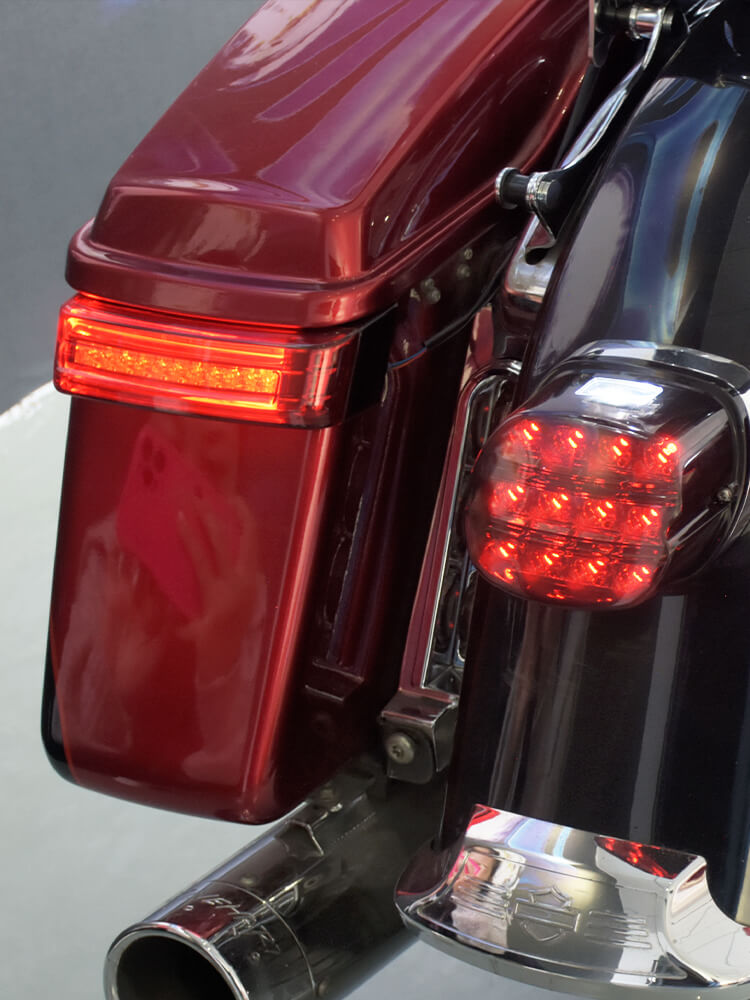 LA018507-mactions-saddlebag-lights-for-Harley-effect