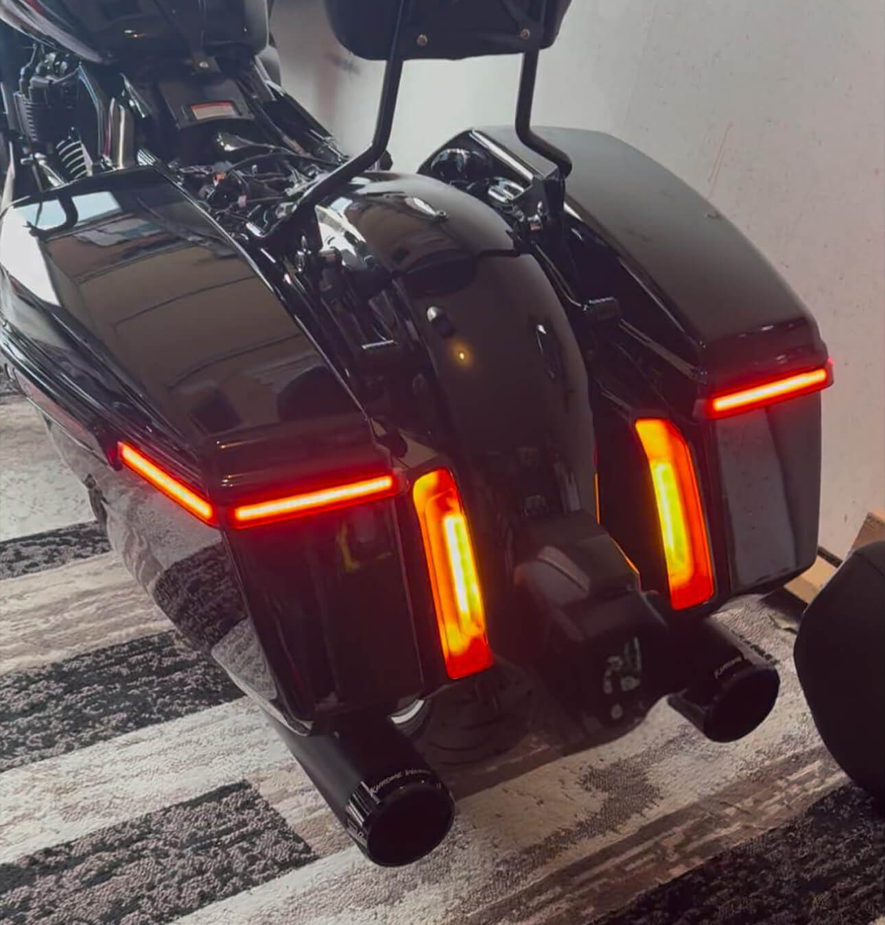 LA030801 Motorcycle LED Rear Saddlebag Brake Turn Signal Tail Lights for harley touring