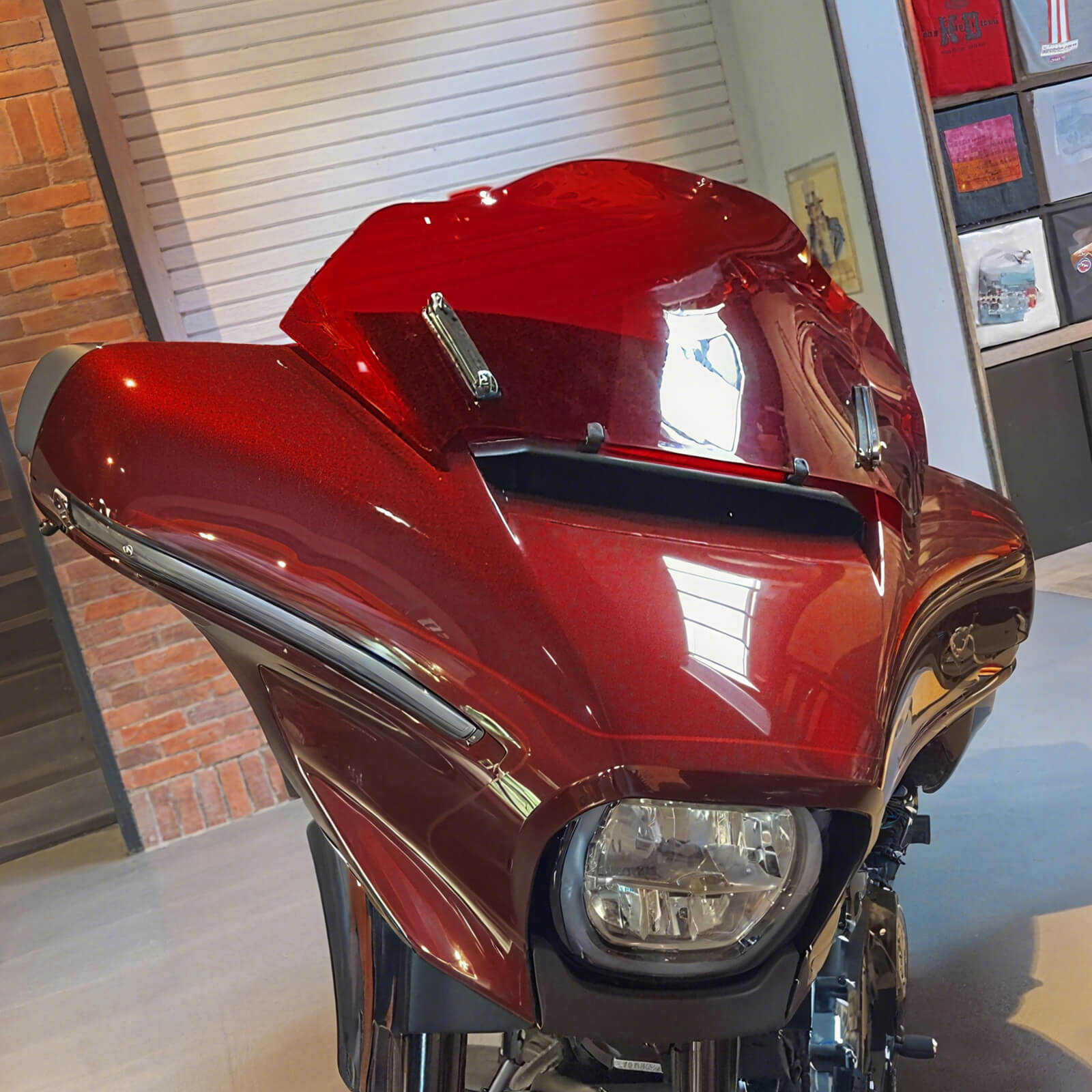 WI005402 mactions 10" Wave Windshield for Harley Street Glide & CVO '24-'25 - red