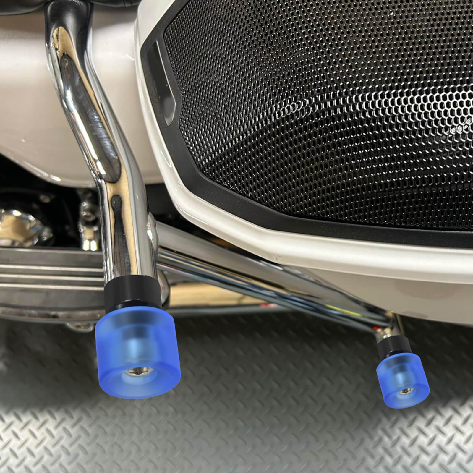 ZHFR0006 mactions harley saddlebag guards with blue wheels effect