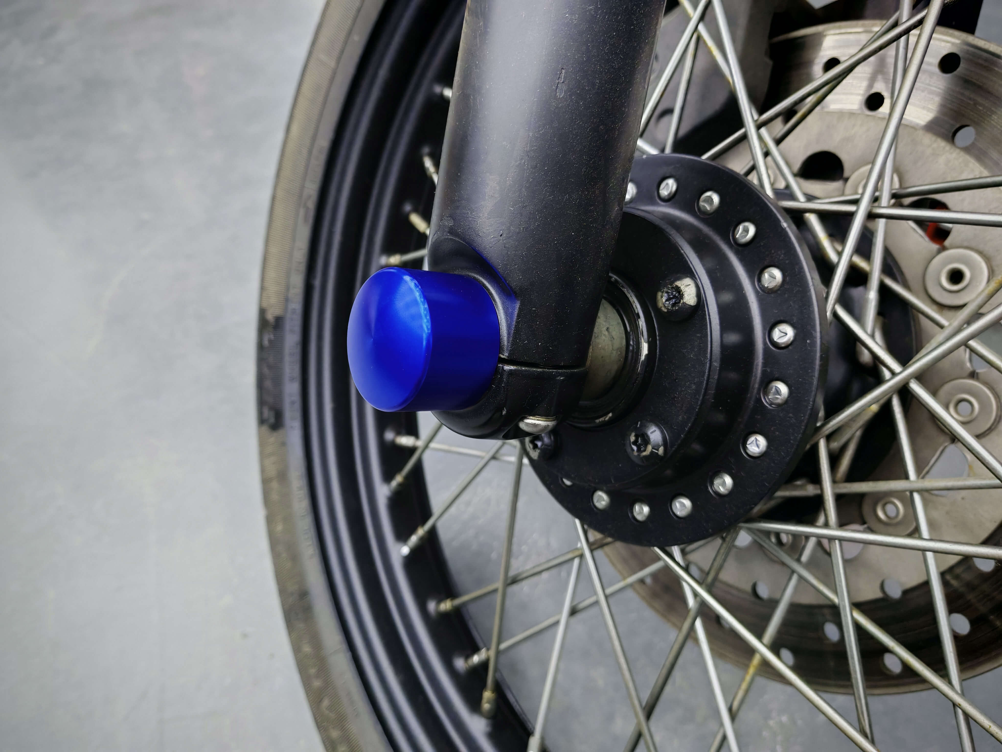 cr023601 mactions anodized front axle covers touring 2008 blue effect
