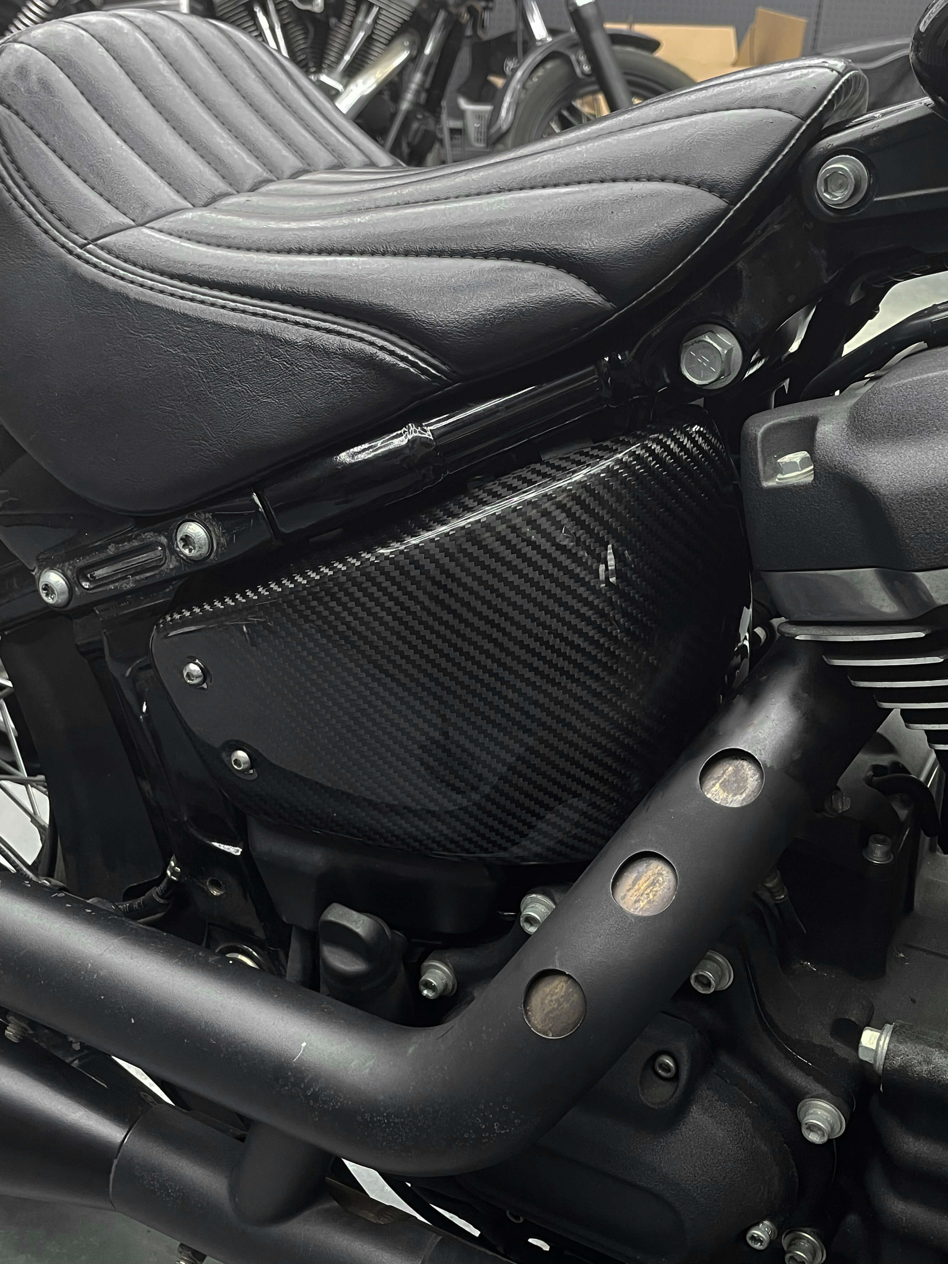 cr037301 mactions battery side cover kit softail 2023 black effect 1