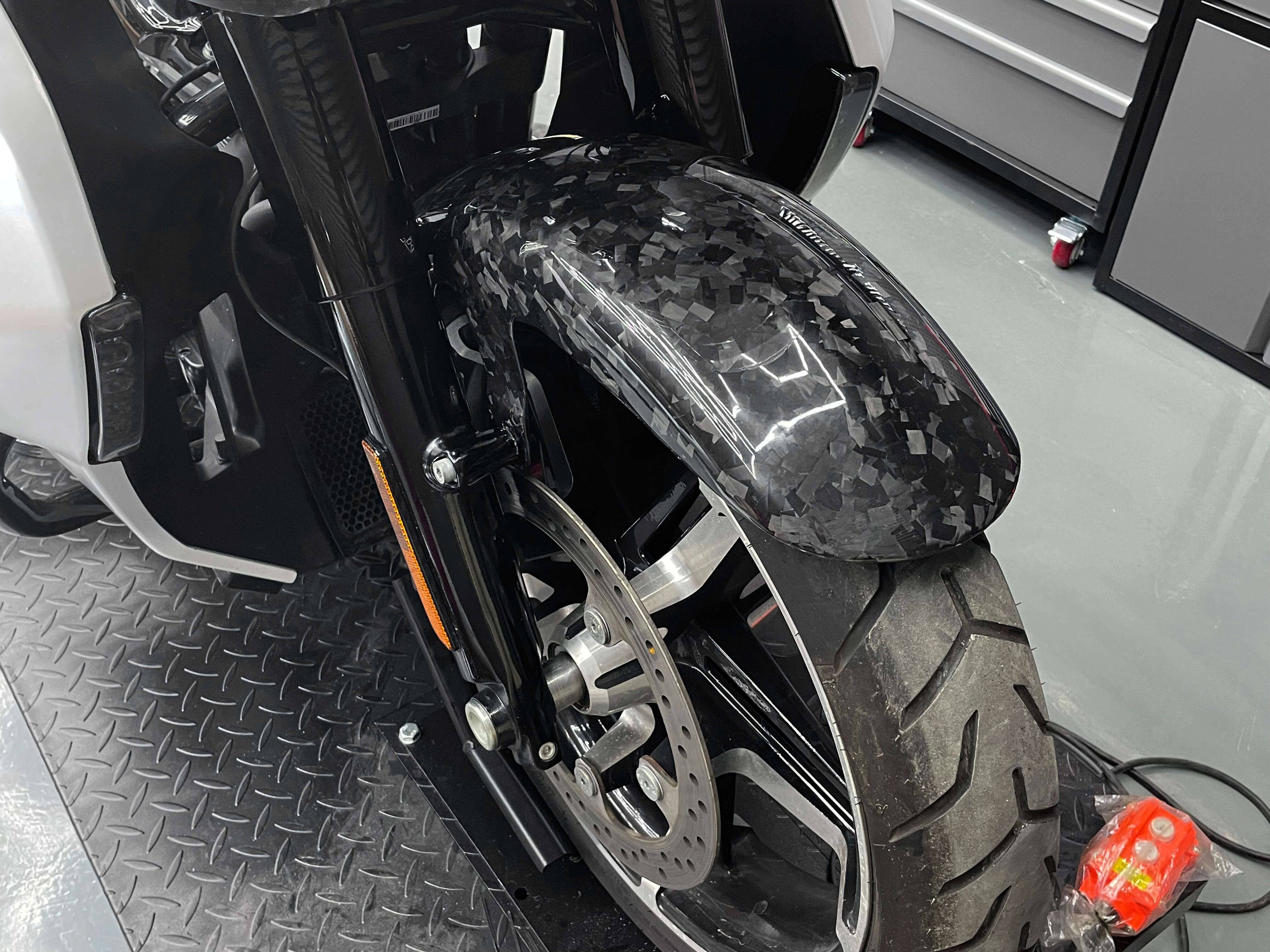 fr010402 mactions forged carbon cvo front fender flhxse 2026 gloss forged carbon effect